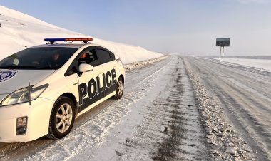 Шарын гол сумаас Аргалын гарам хүртэлх 26км авто замын цас мөсийг "Шарын гол" ХК-ийн автогрейдэрээр түрэх ажил хийгдэж байна.